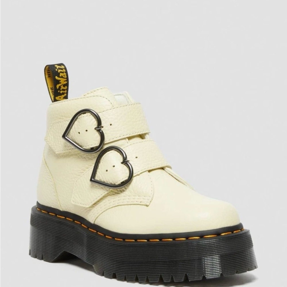 NWT DOC MARTENS DEVON  HEART BOOTS IN CREAM-WHITE